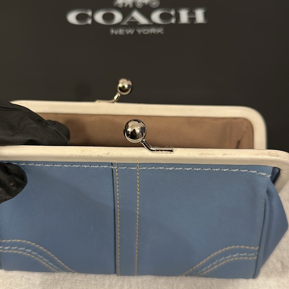 Coach Blue and White kiss lock Women's wristlet - Picture 8 of 15